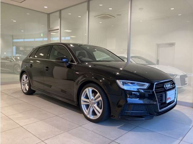 《Audi認定中古車》ならではのクオリティ、高度な訓練・教育を受けたAudi専門のメカニックがご納車前に100項目にも及ぶ精密な点検を行います。