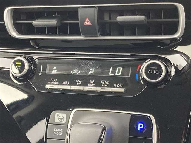 オートエアコンは温度を設定するだけで、自動で風量などを設定してくれます。運転しながら操作も必要ないので、安全性も向上します。