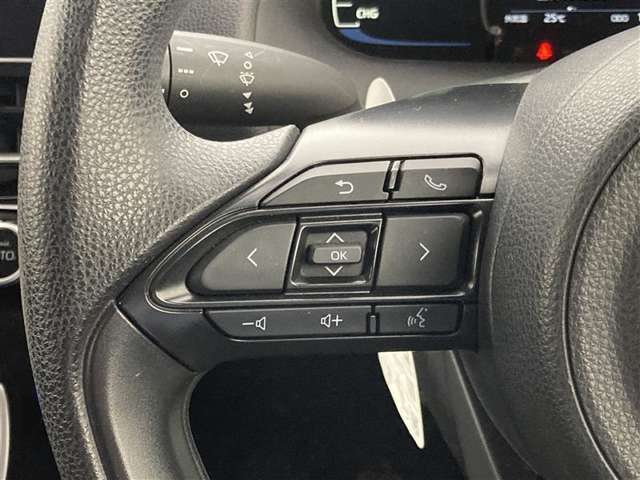 運転中、オーディオの操作をしてて、ハッとしたことはありませんか？ステアリングスイッチは、運転中でもハンドルでオーディオの操作が可能です。安全なドライブをサポートします。
