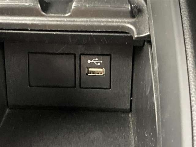 こちらのクルマはUSB接続コネクタも装備されています♪スマホの充電などにお使い下さい。ご旅行中での充電切れも、これなら心配いりませんね！