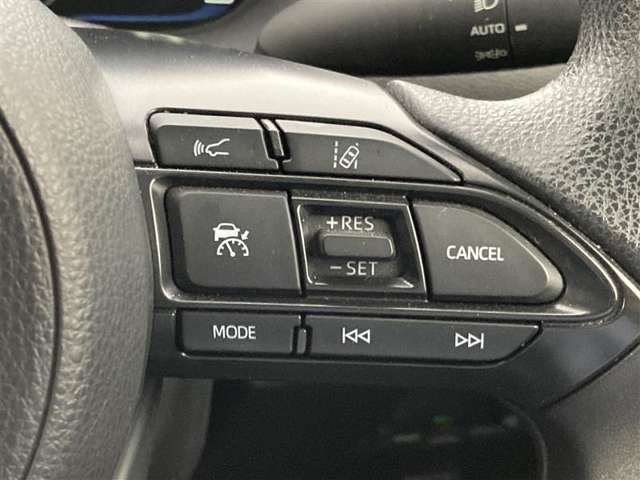 前方の車との車間を設定し、スピードを上げたり緩めたりを自動で行ってくれる追尾式の「レーダークルーズ」。上級装備の一つです！高級車にしかつかない嬉しい機能です。