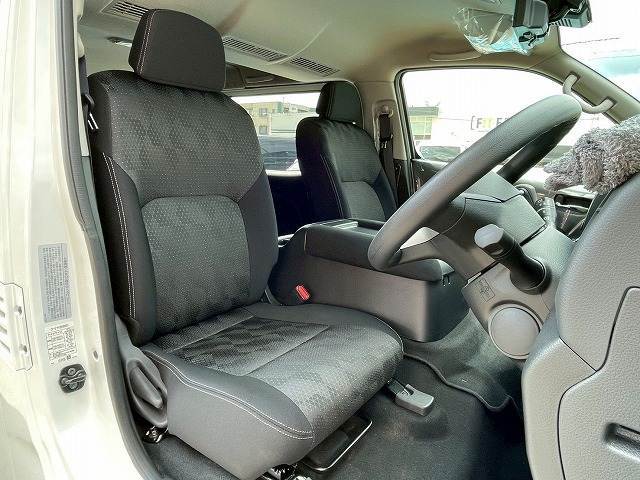 各ブランドのシートカバーの取り扱いもございます。また、弊社オリジナルフロアマットもご用意しております