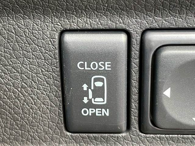 【電動スライドドア】運転席よりボタンひとつで開閉可能なスライドドアです。雨の日のお迎えの時など役立ちますね。