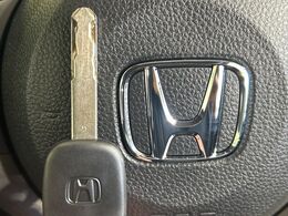 【キーレス】少し離れた場所からでもボタン一つでドアの開錠・施錠ができるのでとっても便利！ドアの鍵穴周りに傷をつけることもありません♪