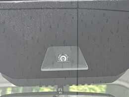 【ホンダセンシング】走行中に前方の車両等を認識し、衝突しそうな時は警報とブレーキで衝突回避と被害軽減をアシスト。より安全にドライブをお楽しみいただけます。