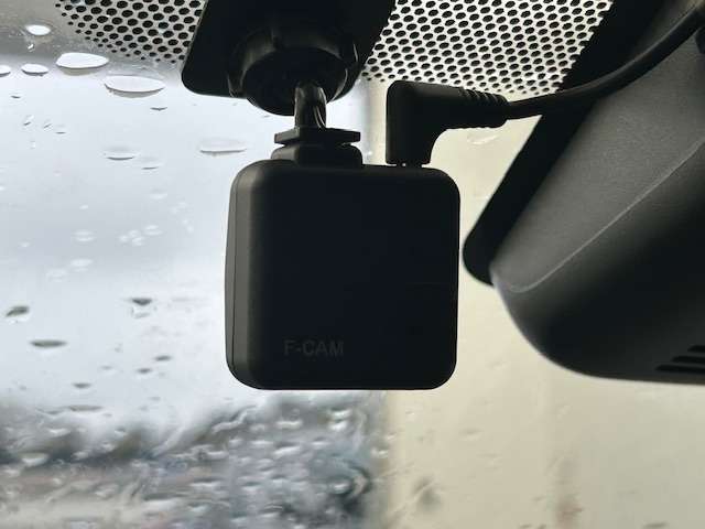 【ドライブレコーダー】映像・音声などの運転中の記録を残します。事故などを起こした起こされた時の証拠になりえますので、もしも時でも安心ですね。