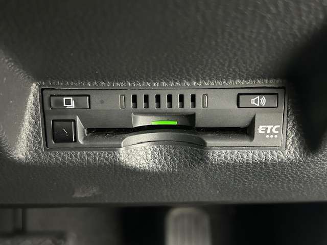 【ETC】有料道路を利用する際に料金所で停止することなく通過できる、ETC車載器（ノンストップ自動料金収受システム機器）が装備されています。セットアップを行うことで利用可能になります。