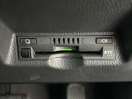 【ETC】有料道路を利用する際に料金所で停止することなく通過できる、ETC車載器（ノンストップ自動料金収受システム機器）が装備されています。セットアップを行うことで利用可能になります。