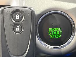 【キーフリーシステム】カバンやポケットに入れたままでもドアの施錠・解錠が可能なスマートキーを装備。エンジンのオン・オフ時もカギを取り出す必要が無いからとっても便利です♪