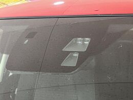 【スマートブレーキサポート】走行中に前方の車両等を認識し、衝突しそうな時は警報とブレーキで衝突回避と被害軽減をアシスト。より安全にドライブをお楽しみいただけます。