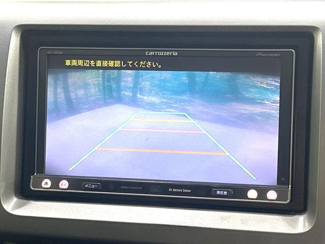 【バックカメラ】駐車時に後方がリアルタイム映像で確認できます。大型商業施設や立体駐車場での駐車時や、夜間のバック時に大活躍！運転スキルに関わらず、今や必須となった装備のひとつです！