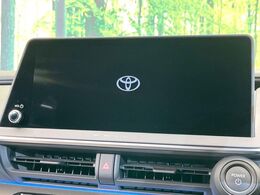 【12.3インチディスプレイオーディオ】スマートフォンと連携が可能な大画面ディスプレイオーディオです。スマートフォンのナビ機能を使用したり、Bluetooth接続で音楽もお楽しみいただけます！