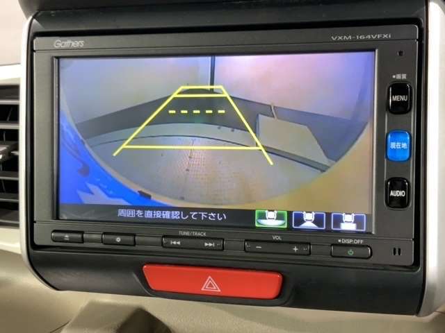 リバースギアに入れるだけで後方の表示へ切り替わります。夜間や雨の日の駐車も楽になりますよ。