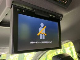 【フリップダウンモニター】大画面モニターで後席でもエンタメをお楽しみいただけます。小さなお子様にも大人気の装備です♪