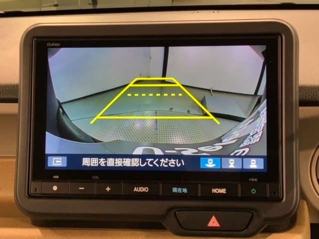 リバースギアに入れるだけで後方の表示へ切り替わります。夜間や雨の日の駐車も楽になりますよ。