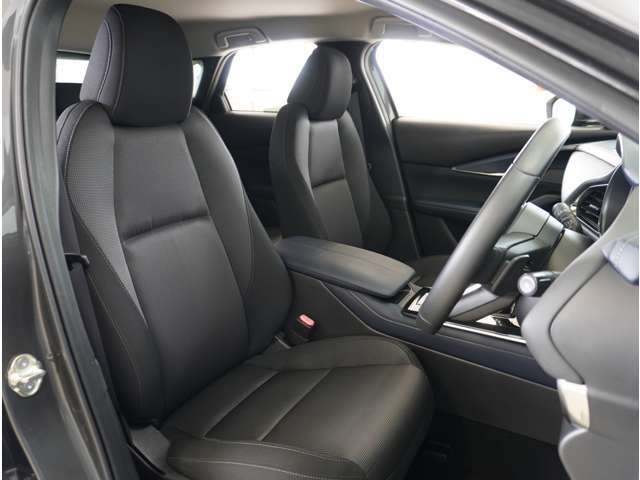 【清潔感のある運転席＆助手席】隅々までクリーニングの行き届いた運転席＆助手席。目立ったシミや汚れ等もございません。快適なドライブをどうぞ。