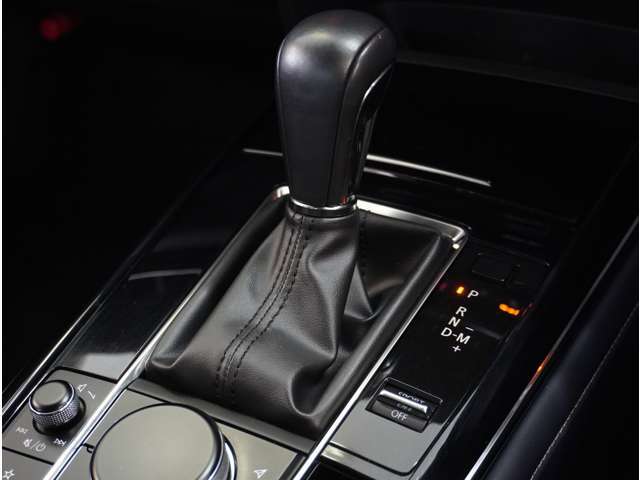 【シフトレバー】シフトもとても操作しやすいデザインになっております。運転する人の事を第一に考えた操作性の高い仕様です。
