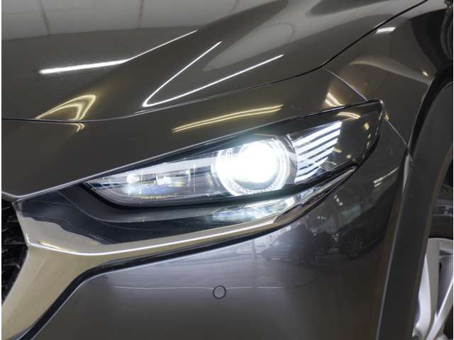 【LEDヘッドライト】省電力で長寿命の明るく運転しやすいLEDヘッドランプです。明るく照らすので暗い夜道からお客様を守ってくれます。お近くの広島マツダまでお越しください。