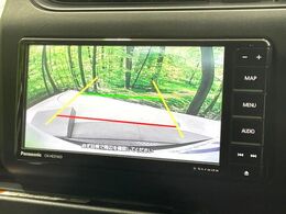 【バックカメラ】駐車時に後方がリアルタイム映像で確認できます。大型商業施設や立体駐車場での駐車時や、夜間のバック時に大活躍！運転スキルに関わらず、今や必須となった装備のひとつです！