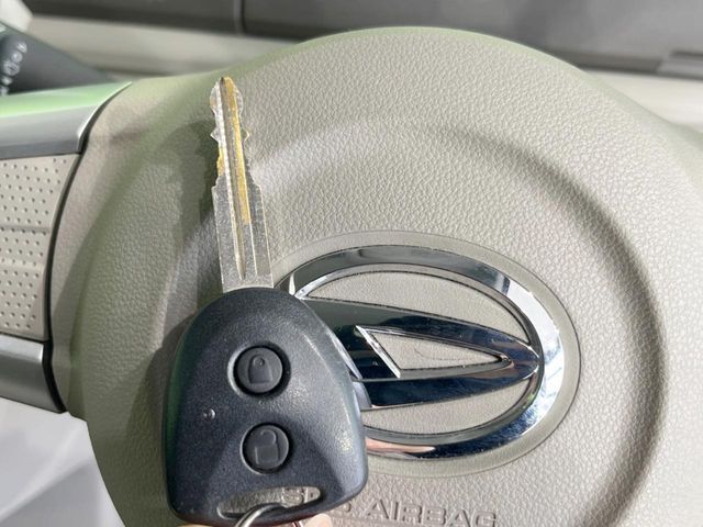 【キーレス】少し離れた場所からでもボタン一つでドアの開錠・施錠ができるのでとっても便利！ドアの鍵穴周りに傷をつけることもありません♪