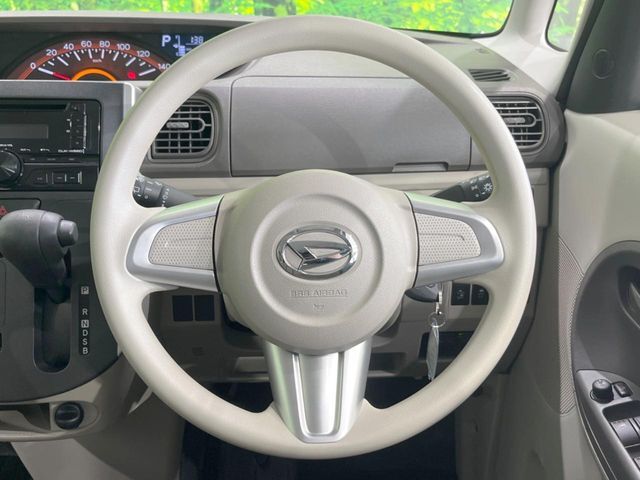 インテリアに合わせたデザインのステアリングは、運転される方のことも考え、運転しやすい形状、大きさです。是非一度、実際に触ってお確かめください。