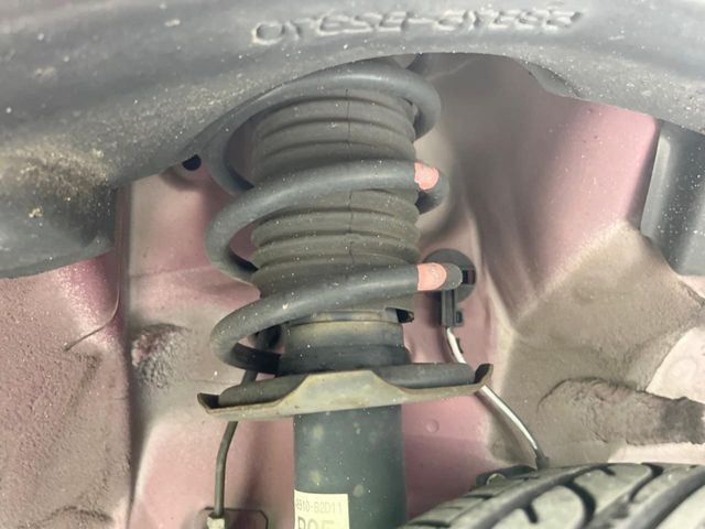 お車を安心してお乗りいただく為には、足回りの定期点検が欠かせません。サービスサポート（有償保証）では無料点検もご提供しており、安心のカーライフをお過ごしいただけるサポート体制が整っています。