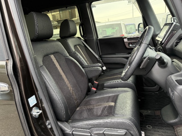 フロントシートのお写真です。　広い足元と、ゆったり座れるシートは長時間の運転でも疲れにくくなっております♪