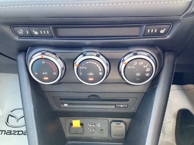 オートエアコン付き！！温度設定だけで快適ドライブをサポート致します！！