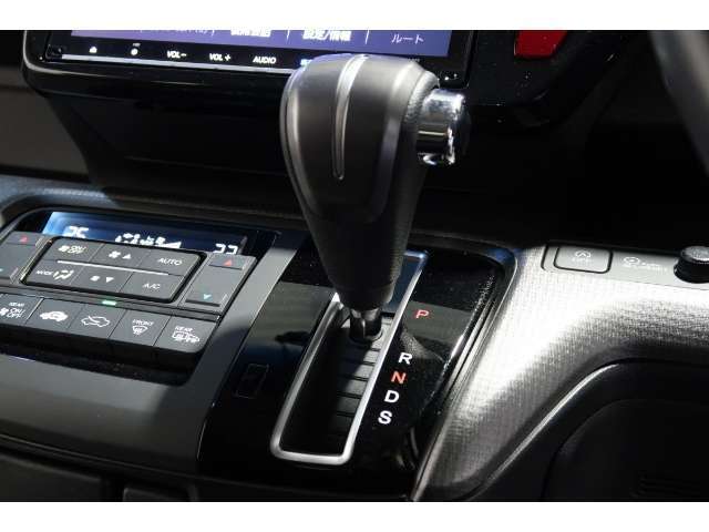 インパネシフトだから視線の移動も少なく足元もスッキリ♪運転席もゆったりしているのでゆとりを持ってドライブできますね！