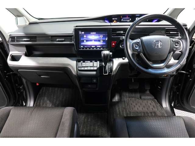 ドライバーを包み込むように、ディスプレーやスイッチ、コンソールを配置。座った瞬間から運転への期待が！空間そのものの心地よさにこだわっています。