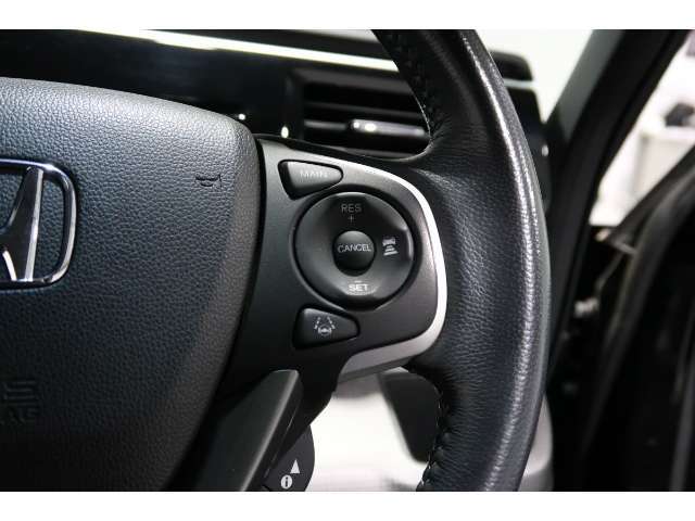 Hondaセンシングの機能のひとつ、アダプティブクルーズコントロール付！アクセルから足を離しても設定したスピードと前車との車間を保ち走行してくれます！車線維持もアシスト☆高速道路で疲労軽減ですね☆