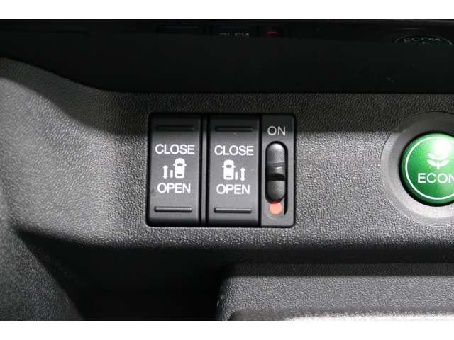 ◆◆両側電動スライドドア！！荷物で手が塞がる時など簡単にドアの開閉が出来ます！何より力いらずで開閉OK！女性やお年寄りにも優しい♪電動機能はOFFにもできますから元気なお子様の駆け出しも安心！