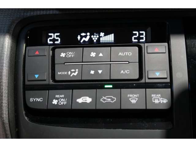 運転席と助手席の温度設定の変更が可能な左右独立タイプのデュアルエアコンです♪♪♪暑がりな人・寒がりな人も誰もが車内を快適にお過ごしいただけます♪♪♪