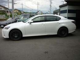 全車当社認証工場にて整備してからのお渡しとなります。オイルは無条件で交換、その他交換部品が出た場合もお客様の負担はありません。購入後も安心してお乗りいただるよう、しっかりと整備してから納車となります。