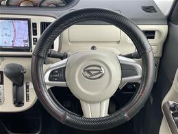 【ハンドル】軽い力で扱いやすいハンドルです。目立つ傷やスレなどなく綺麗な状態です！除菌プランいれていただくとさらに快適に！清潔なお車はお子様にも安心ですね！