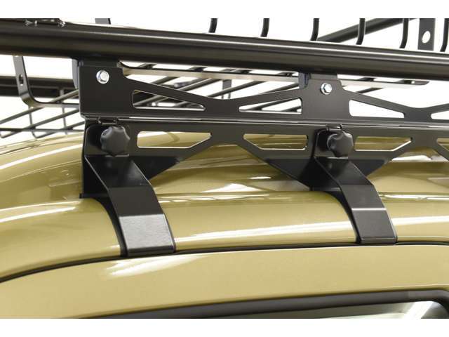 両サイド2か所ずつでガッチリ固定いたしております。