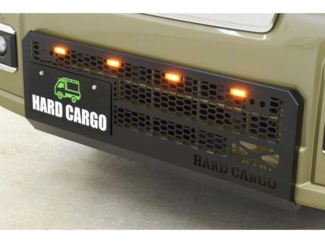 ハニカムメッシュのデザインにLEDのマーカーでカッコイイですね！