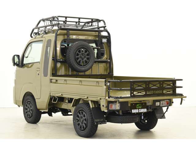カーキのボディにHARDCARGOで無骨に仕上がっています！