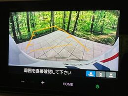 【バックカメラ】駐車時に後方がリアルタイム映像で確認できます。大型商業施設や立体駐車場での駐車時や、夜間のバック時に大活躍！運転スキルに関わらず、今や必須となった装備のひとつです！