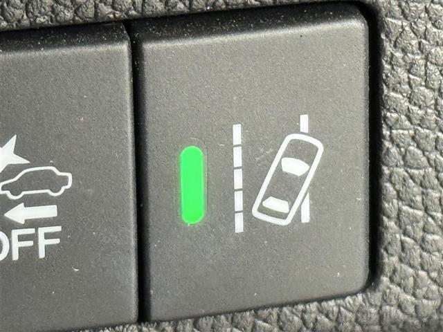 【路外逸脱抑制機能】はみ出しそうなとき、ディスプレー表示とステアリング振動の警告で注意を促すとともに、車線内へ戻るようにステアリング操作を支援します。機能には限界があるためご注意ください。