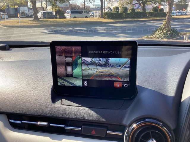 360°ビューモニターでは4つのカメラで前後左右・俯瞰映像でドライバーからは見えない領域の危険認知をサポート。全周囲の死角を減らし、狭い駐車場や幅寄せ、丁字路進入時などの運転の安心感を高めます
