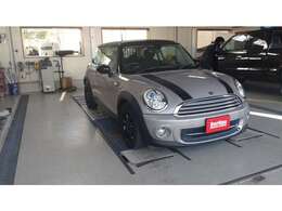 2本のV字型のボンネットストライプ、ブラックのミラーキャップが装着されてます。