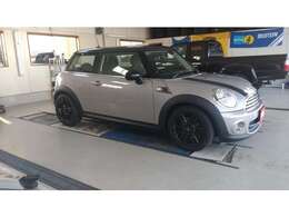 ホイールは、ハイグロスブラックの16インチ6スターツインスポークアルミ。