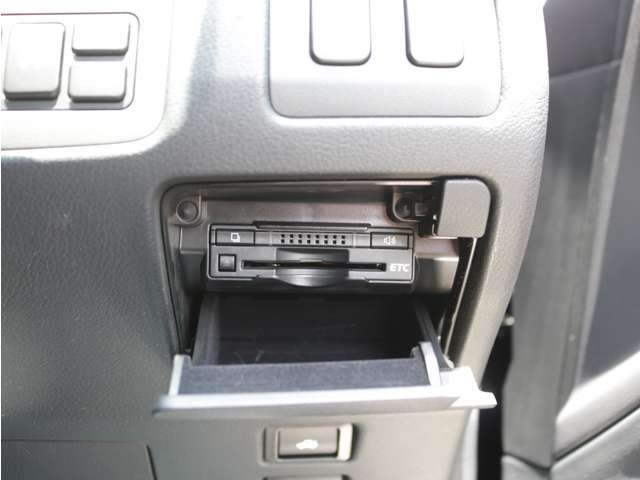 ETCももちろん装備！いまや無い車はないのではないかというくらいですがこちらも例外ではなく装備されております！後からつける手間もお金もかからず高速もスイスイなので友達・家族と遠出も楽しくなるはずです