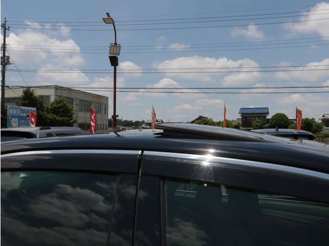 サンルーフを装備☆車内の換気にとても便利で採光性にも優れていますしなにより開放感と高級感がありますね☆後付けできない装備ですのでぜひ装着車をお勧めいたします☆