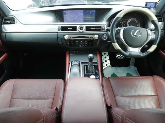 すっきりとしたGSらしいデザインのダッシュ回り！フロントビューの視認性もよく運転しやすいと思います★