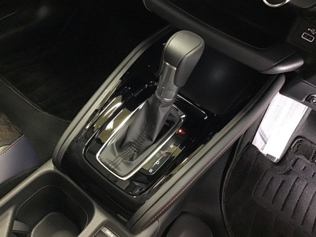 発進時から滑らかに加速する無段階変速のCVTはストップ/ゴーの多い街の中も快適です