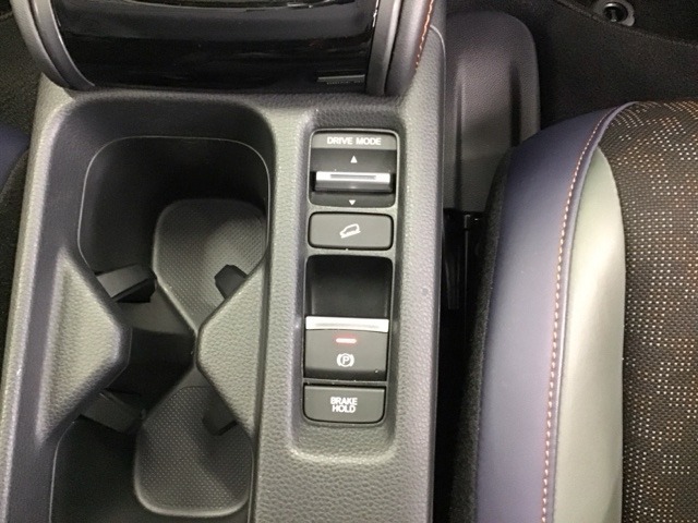 パーキングブレーキはスマートな電子制御式と合わせて渋滞時等にブレーキペダルから足を離しても停車状態を保持してくれるオートブレーキホールド機能で運転が楽になります。スタートはアクセルペダルを踏むだけ