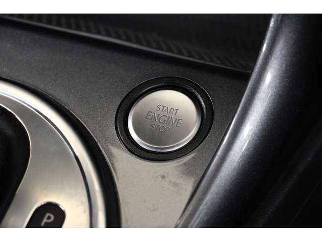 エンジンの始動は物理キーではなく、こちらのボタンで行います。
