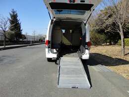 福祉車両　車椅子1基　スローパー　定員7名　　　　　両側スライドドア-